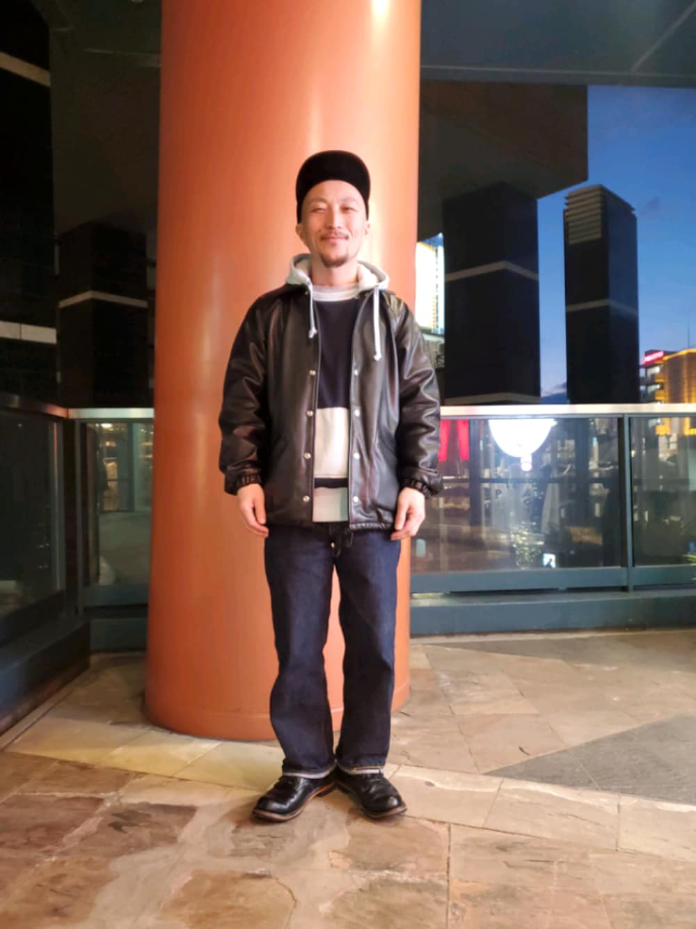 スタジャンを使った「レッドウィング」の人気ファッション