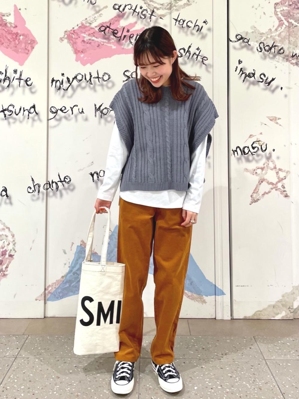 「スニーカーコーデ、春コーデ、楽チンコーデ、着回し抜群、シェフパンツ、カラバリアイテム」｜「SMITH'Sの【女性にもオススメ】SMITH’S別注キャンバスロゴトートバッグ（トートバッグ、ホワイト系）」を使った、coen  おざわさん（レディース・159cm）の冬コーディネートの1枚目の写真