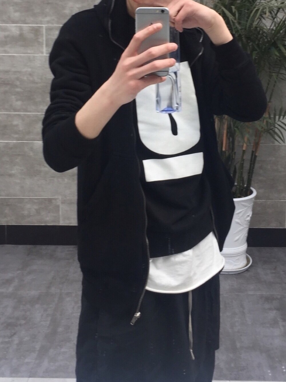 「黒白」｜「DRKSHDW by RICK OWENSのアイテム（カーゴパンツ、ブラック系）」を使った、oolongchooさん（メンズ・189cm）の夏コーディネートの1枚目の写真