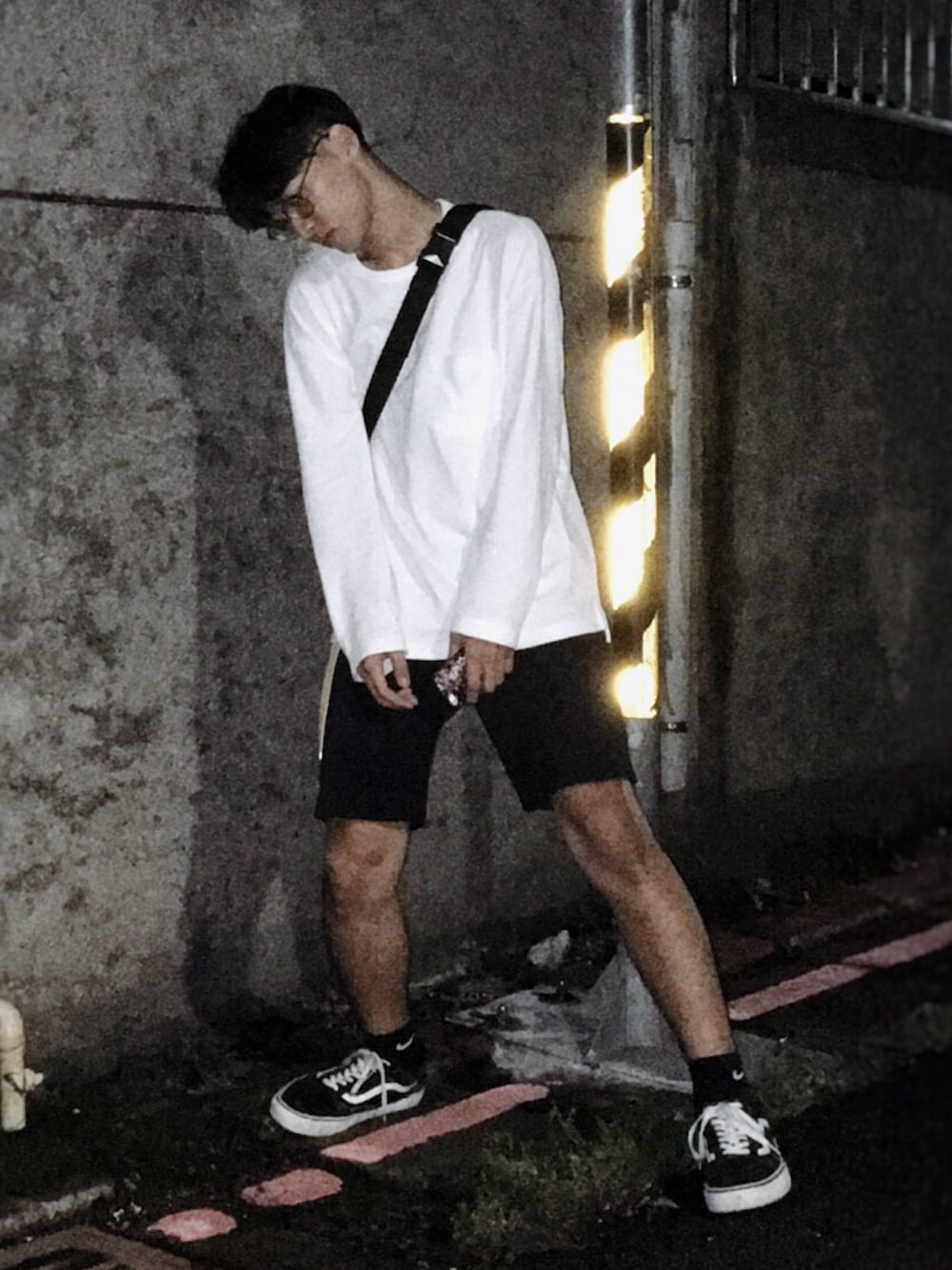 「秋のコーデ、NIKE、VANS、UNIQLO、URBAN RESEARCH、black、white」｜「UNIQLOのアイテム（トップス、ホワイト系）」を使った、RayHsuさん（メンズ・178cm）の秋コーディネートの1枚目の写真