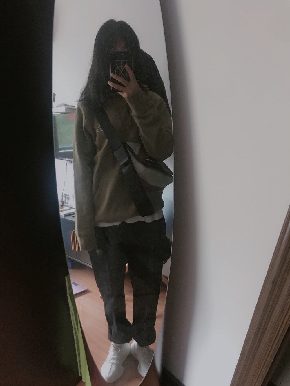 「HUFのアイテム（パーカー、その他）」を使った、amber さん（レディース・168cm）の秋コーディネートの1枚目の写真