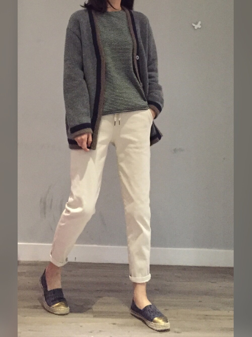 「ootd、cardigan、fashion」｜「CHANELのアイテム（モカシン/デッキシューズ、グレー系）」を使った、Cathy L L Chanさん（レディース・173cm）の冬コーディネートの1枚目の写真