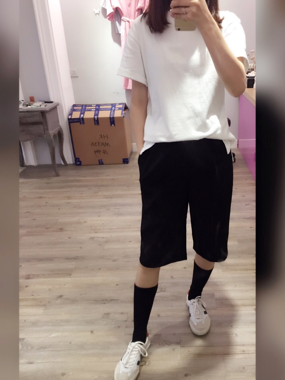 「VEJASのアイテム（スニーカー、ホワイト系）」を使った、Cathy L L Chanさん（レディース・173cm）の春コーディネートの1枚目の写真