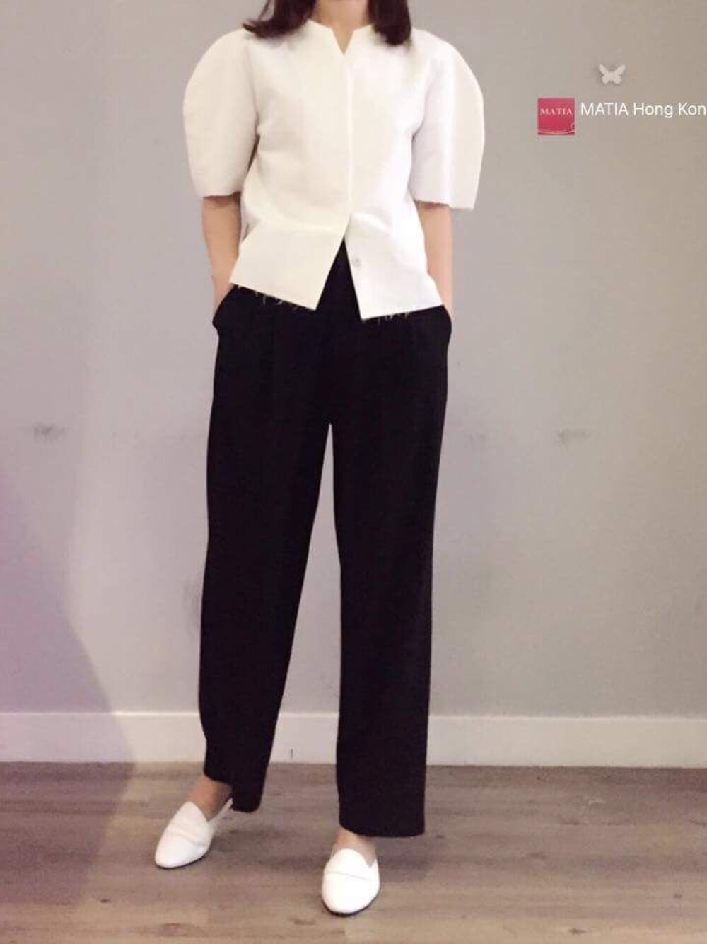 「MATIAのアイテム（チノパンツ、ブラック系）」を使った、Cathy L L Chanさん（レディース・173cm）の春コーディネートの1枚目の写真