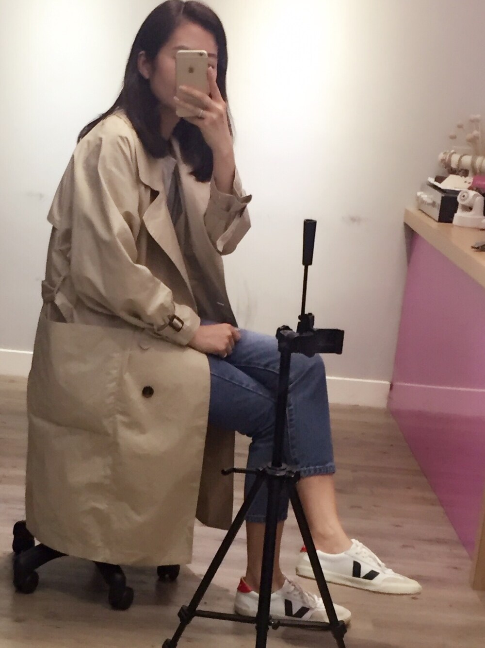 「vejas、ootd、trench coat」｜「VEJASのアイテム（スニーカー、ホワイト系）」を使った、Cathy L L Chanさん（レディース・173cm）の春コーディネートの1枚目の写真