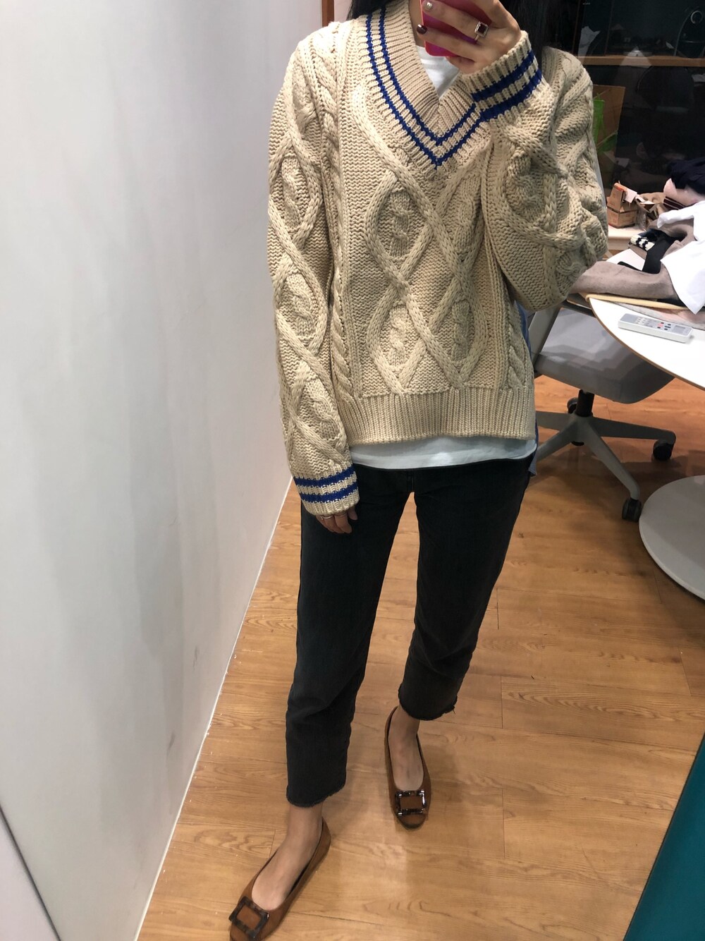 「Roger Vivier、winter、STYLE、korea、hkgirl」｜「matiahkのアイテム（ニット/セーター、ベージュ系）」を使った、Cathy L L Chanさん（レディース・173cm）の冬コーディネートの1枚目の写真