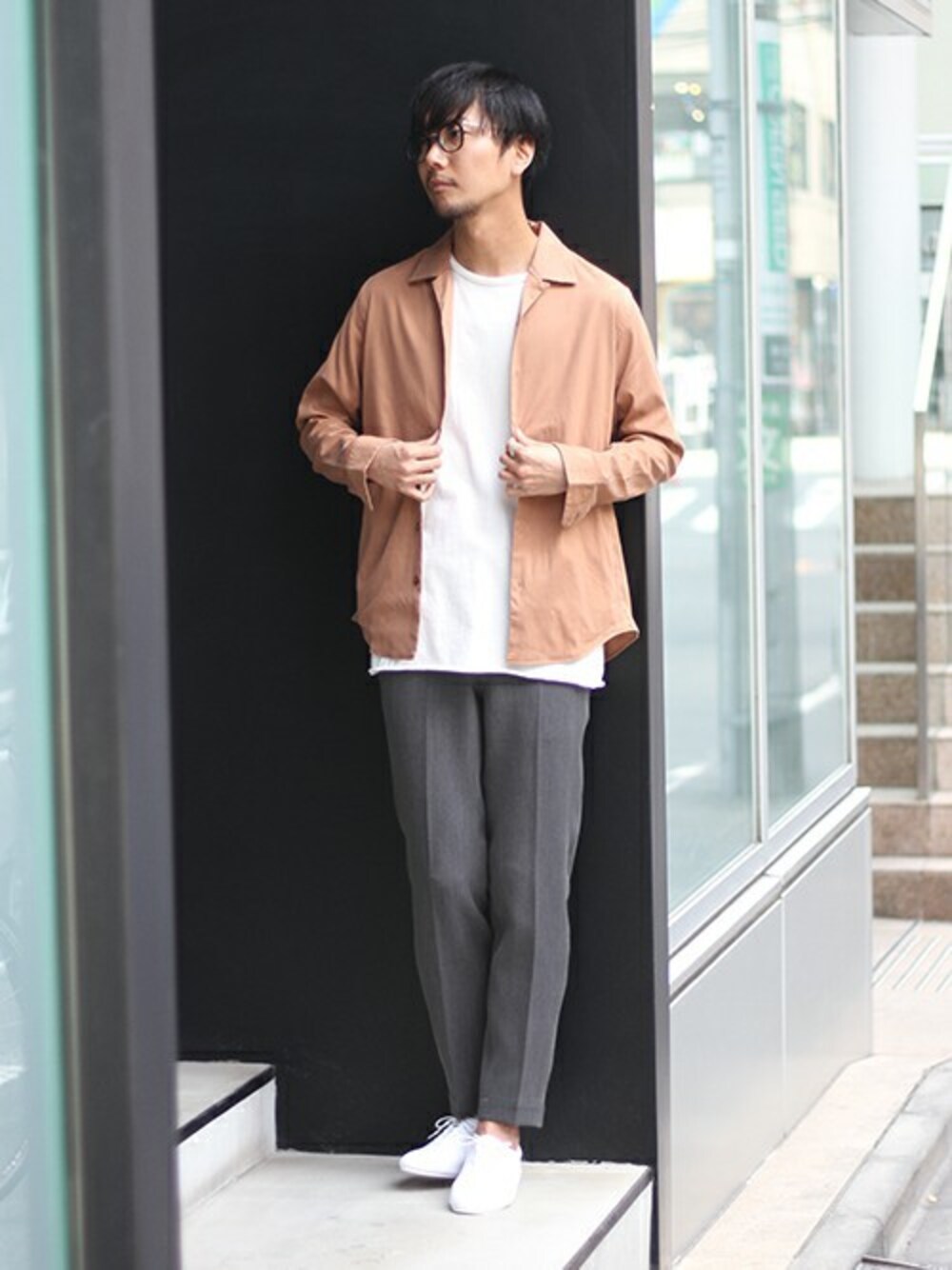 ホワイト系のTシャツ/カットソー、グレー系のその他パンツ、ホワイト系のバレエシューズを着用したメンズの秋コーディネートの1枚目の写真