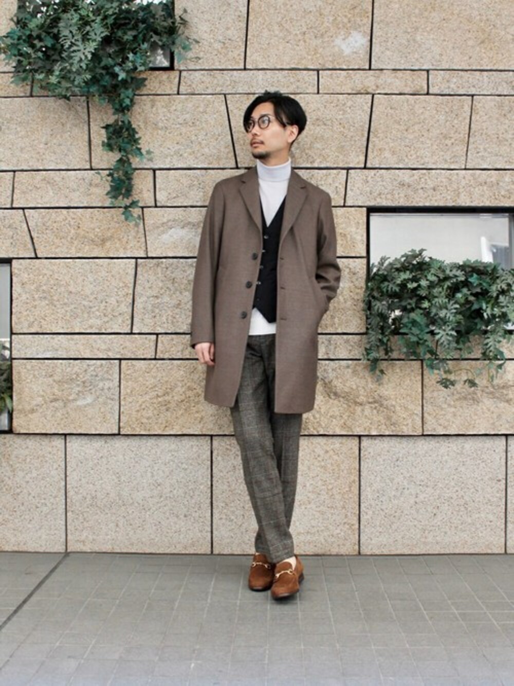 「チェック、チェスターコート、タートルネック、チェックパンツ、大人コーデ、タートルネックニット、ジレ、きれいめカジュアル、EDIFICE、EDIFICEスタッフ」｜「EDIFICEの100s メランジメルトンチェスターコート（チェスターコート、ブラウン系）」を使った、miuraさん（メンズ・176cm）の秋コーディネートの1枚目の写真