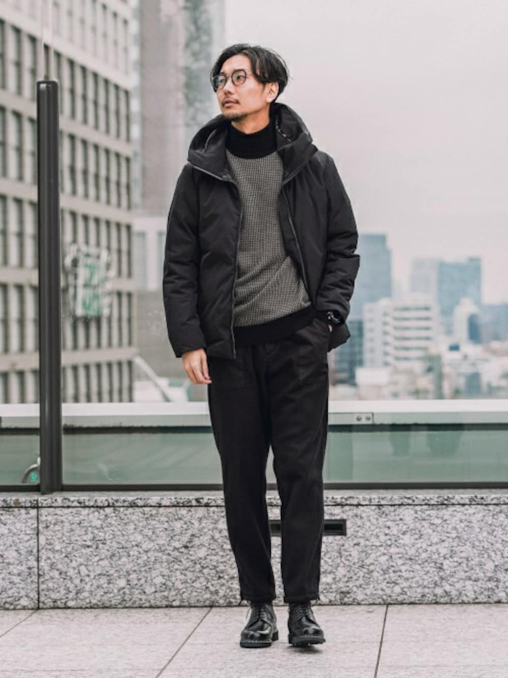 ブラック系のダウンジャケット/コート、ブラック系のその他パンツ、ブラック系のニット/セーターを着用したメンズの秋コーディネートの1枚目の写真