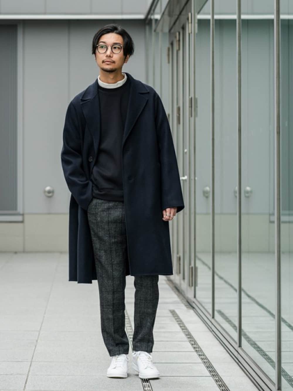 ブルー系のチェスターコート、ブラック系のスウェット、グレー系のその他パンツを着用したメンズの冬コーディネートの1枚目の写真