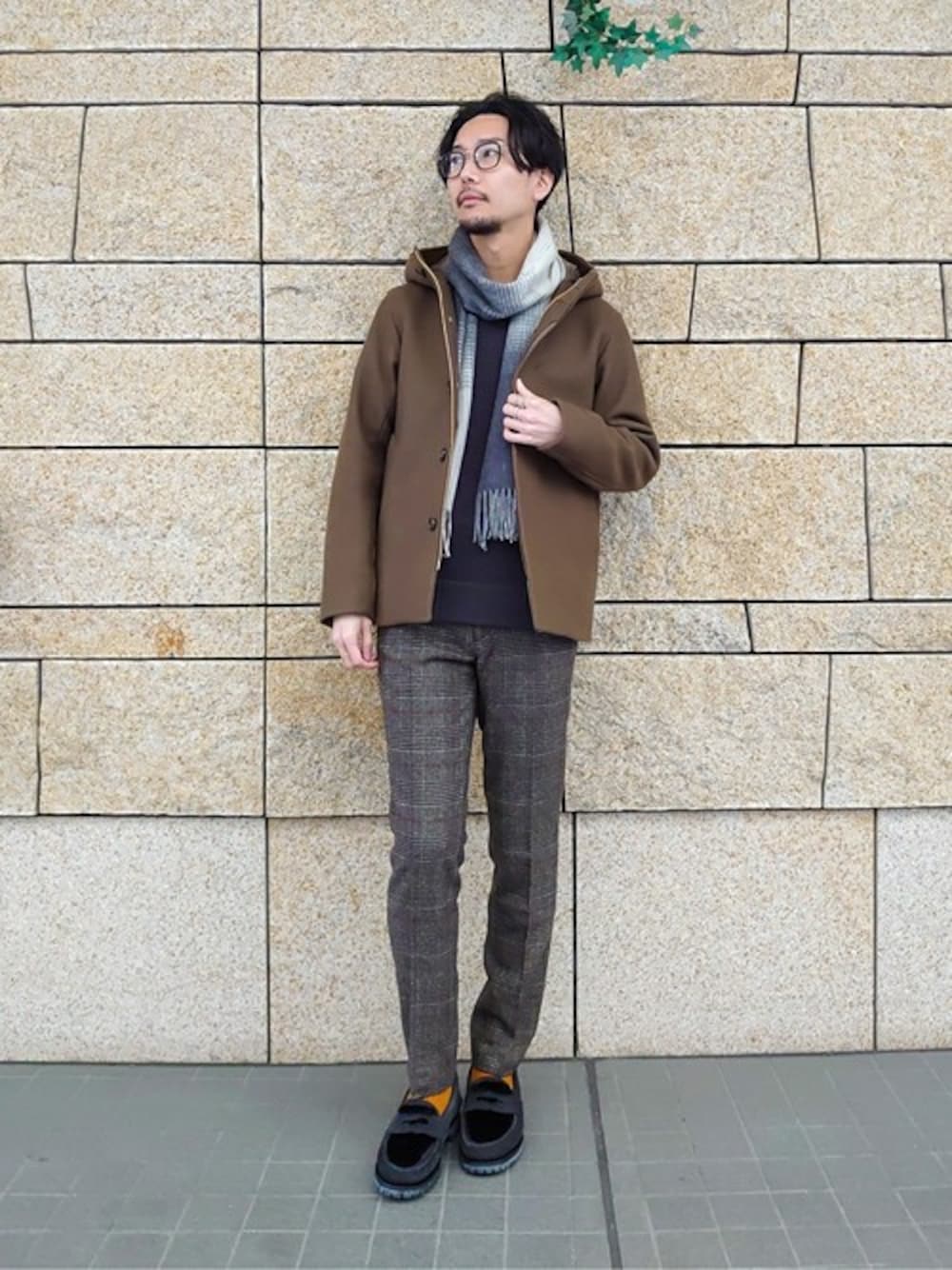 ブラウン系のブルゾン、ブラウン系のその他パンツ、ブルー系のマフラーを着用したメンズの冬コーディネートの1枚目の写真