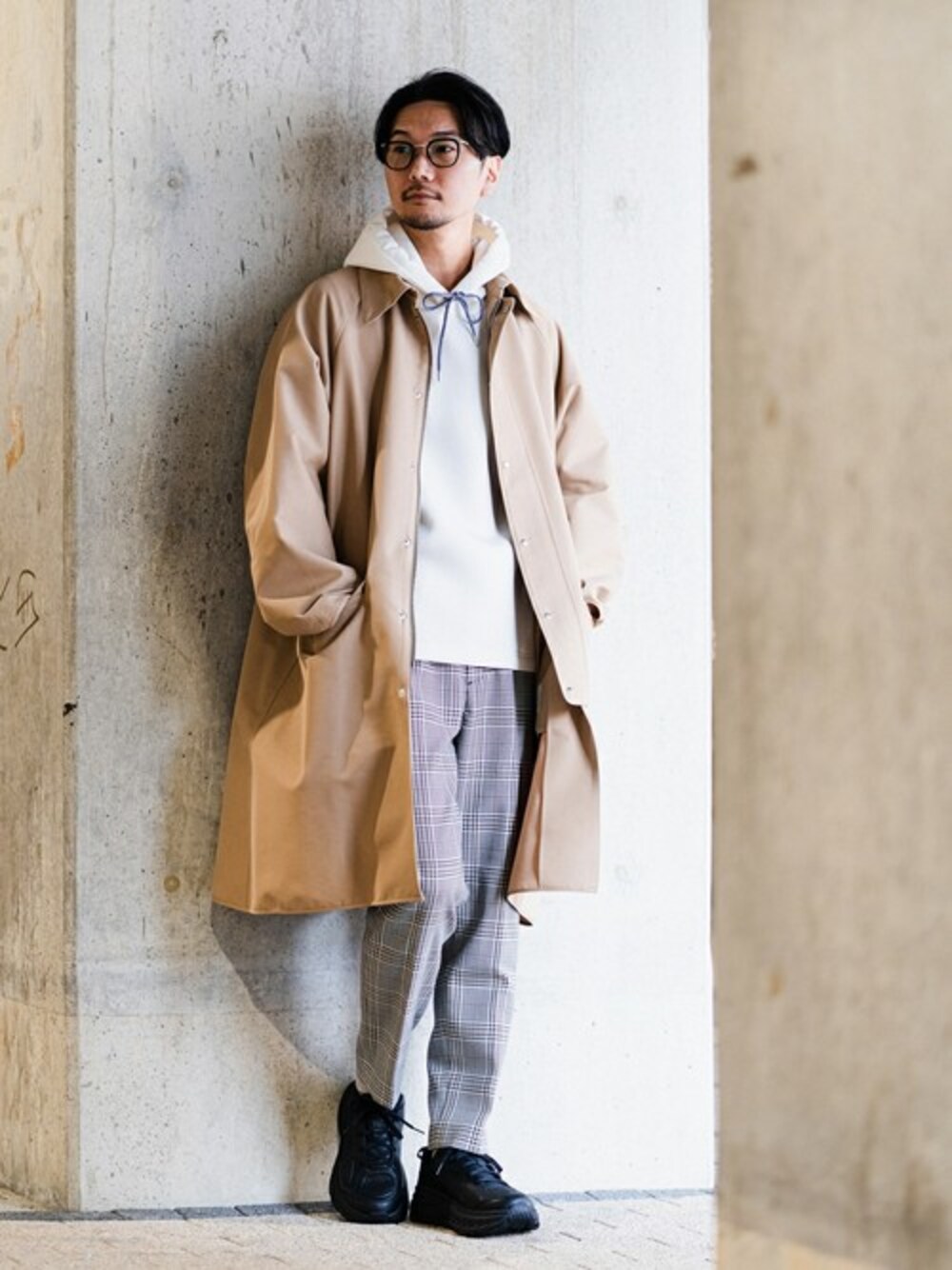 ホワイト系のパーカー、ベージュ系のその他アウター、ホワイト系のその他パンツを着用したメンズの冬コーディネートの1枚目の写真