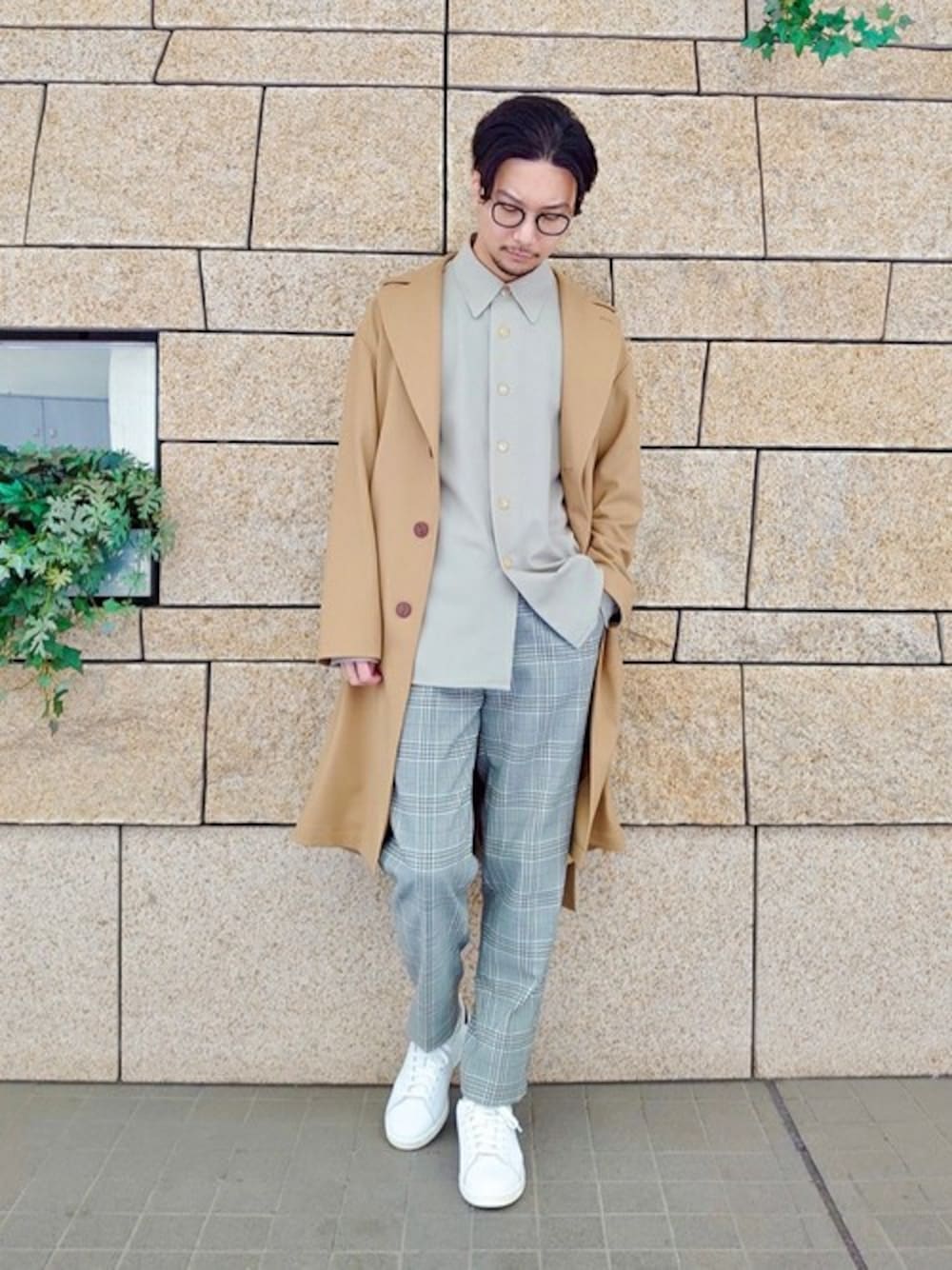 ホワイト系のその他パンツ、ベージュ系のその他アウター、ブルー系のスニーカーを着用したメンズの冬コーディネートの1枚目の写真