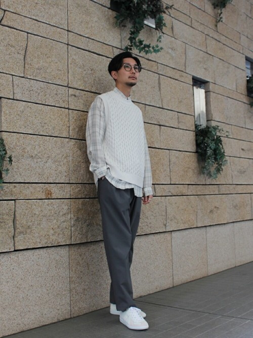 ホワイト系のベスト、ホワイト系のシャツ/ブラウス、グレー系のその他パンツを着用したメンズの春コーディネートの1枚目の写真