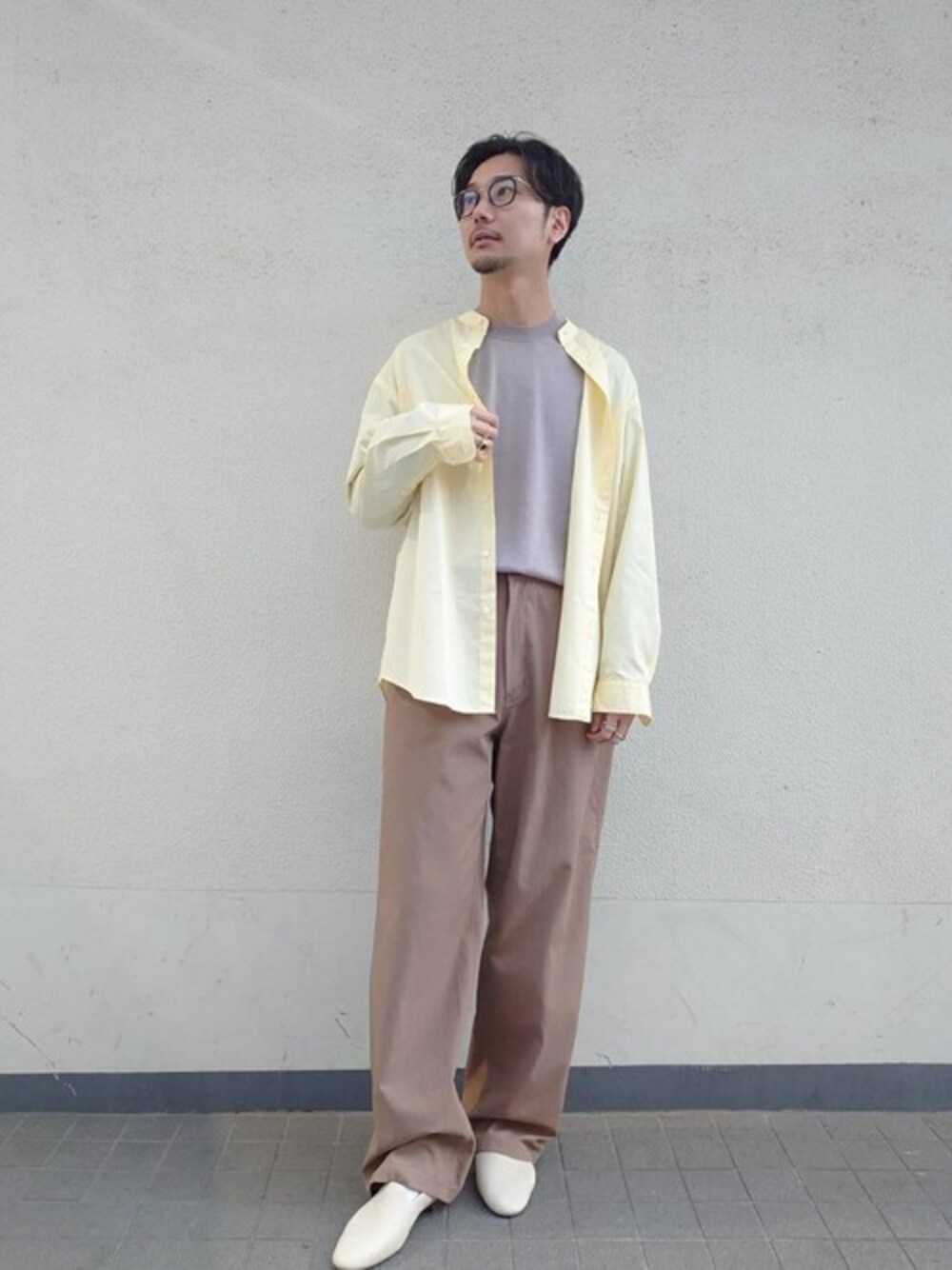 イエロー系のシャツ/ブラウス、ブラウン系のニット/セーター、ベージュ系のその他シューズを着用したメンズの春コーディネートの1枚目の写真