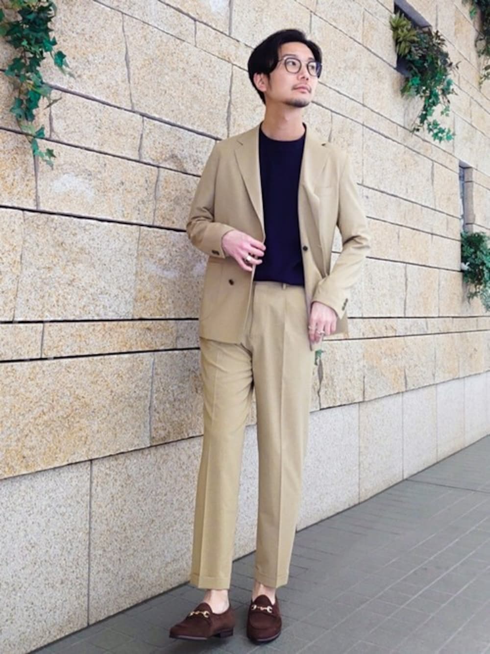 ブルー系のスウェット、ベージュ系のテーラードジャケット、ベージュ系のその他パンツを着用したメンズの春コーディネートの1枚目の写真