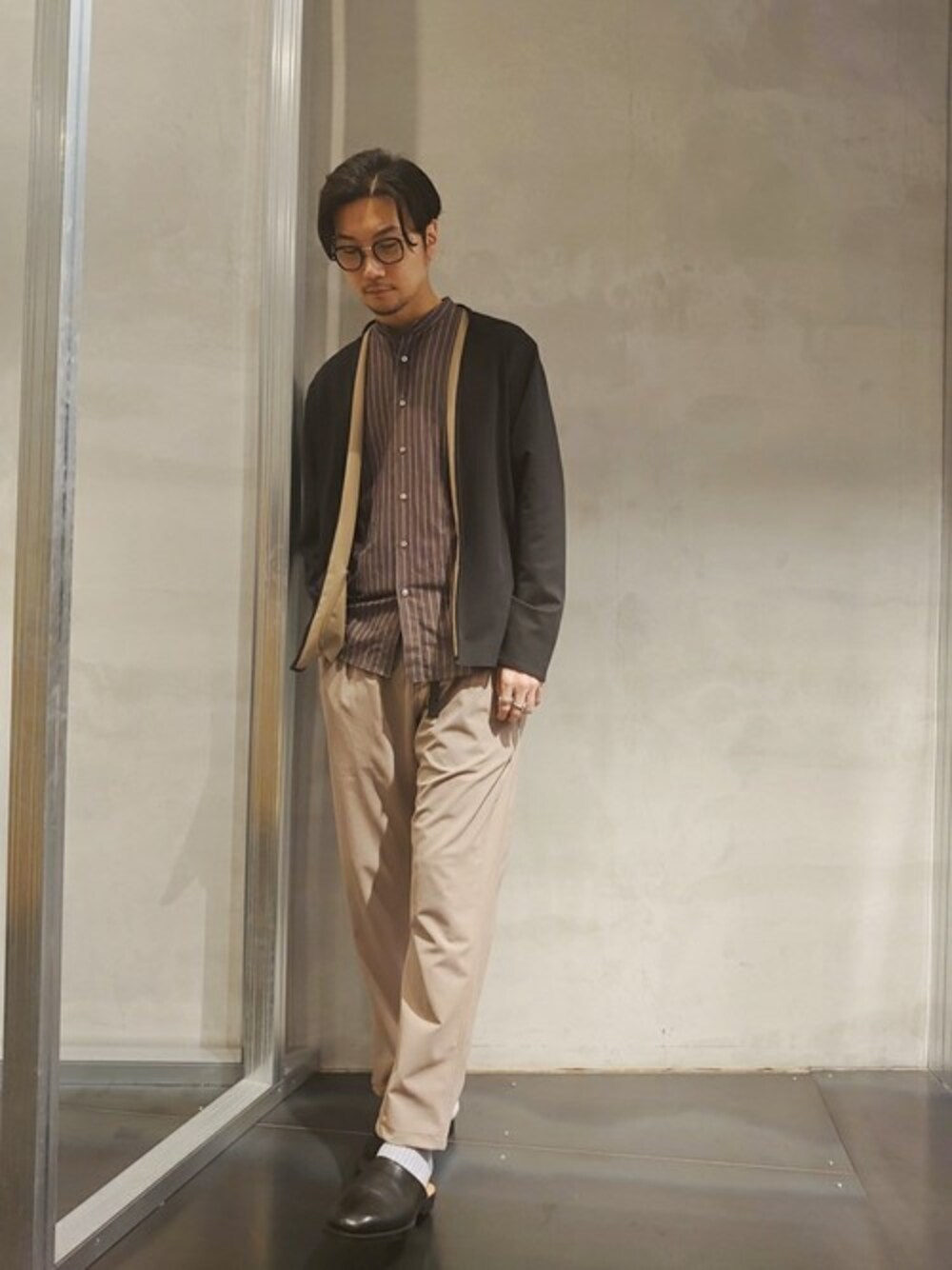 ブラック系のカーディガン/ボレロ、ブラウン系のシャツ/ブラウス、グレー系のその他パンツを着用したメンズの春コーディネートの1枚目の写真