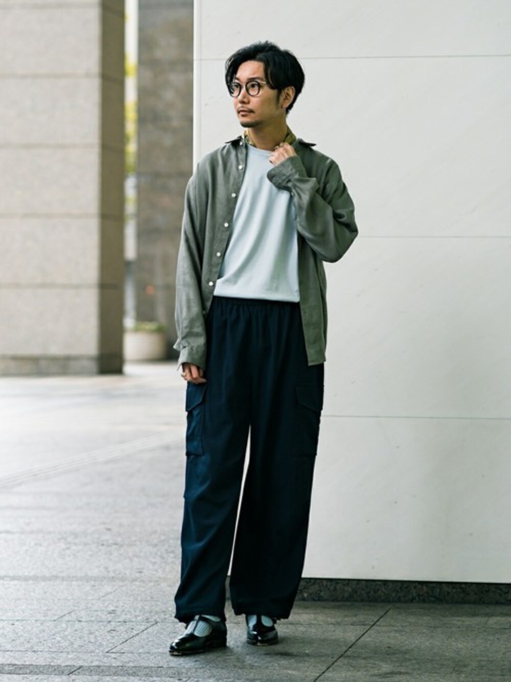 グレー系のシャツ/ブラウス、ブルー系のその他パンツ、イエロー系のストール/ショールを着用したメンズの春コーディネートの1枚目の写真