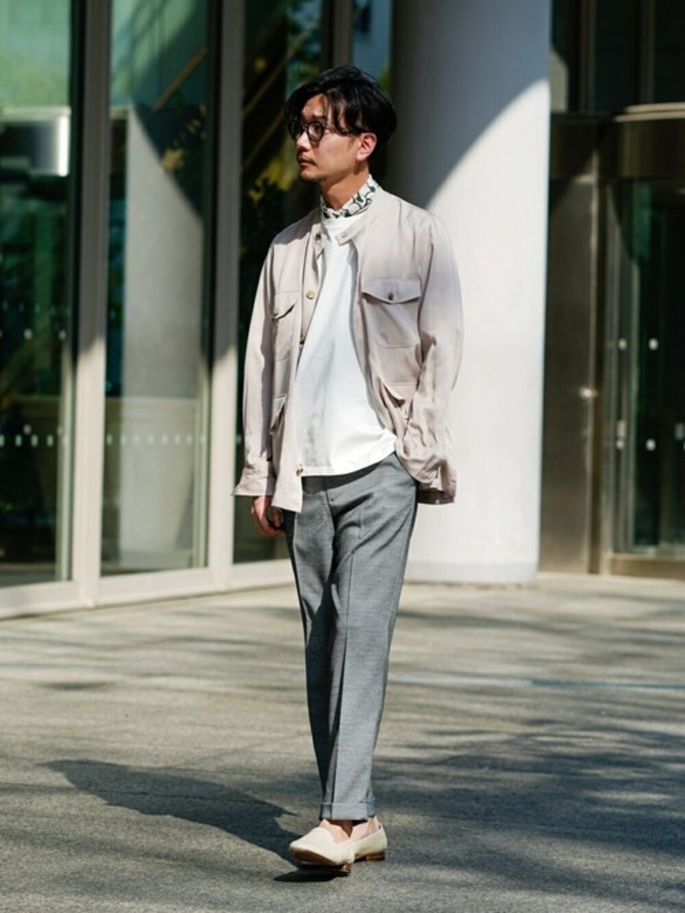 ベージュ系のその他シューズ、ホワイト系のTシャツ/カットソー、ベージュ系のブルゾンを着用したメンズの春コーディネートの1枚目の写真
