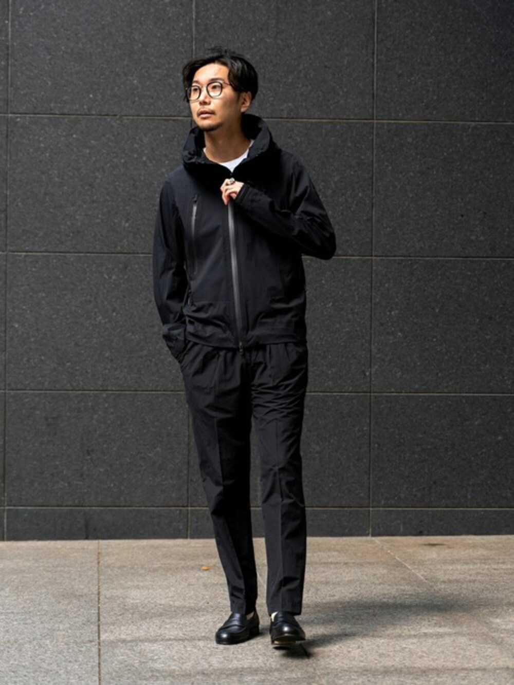 ブラック系のブルゾン、ホワイト系のTシャツ/カットソー、ブラック系のその他パンツを着用したメンズの春コーディネートの1枚目の写真