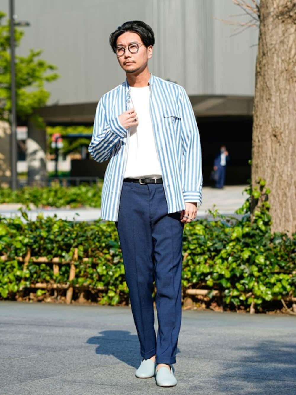 「シャツ、ブルー、スラックス、大人カジュアル、スリッポン、大人コーデ、シャツスタイル、ブルーコーデ、EDIFICE、EDIFICEスタッフ」｜「EDIFICEのRIRANCHA DOBBY アンクルパンツ（その他パンツ、ブルー系）」を使った、miuraさん（メンズ・178cm）の春コーディネートの1枚目の写真