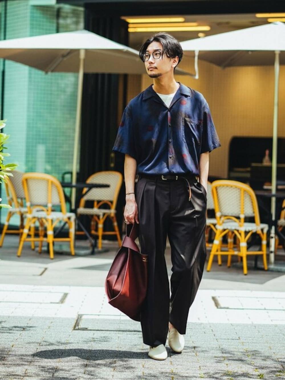 「スラックス、オーバーサイズ、ワイドパンツ、スリッポン、タックイン、きれいめカジュアル、EDIFICE、ゆるコーデ、オープンカラーシャツ、EDIFICEスタッフ」｜「TWO PALMSの【TWO PALMS HAWAIIAN WEAR】 トゥーパームス 別注 DYED ALOHA SHIRT（シャツ/ブラウス、ブルー系）」を使った、miuraさん（メンズ・178cm）の春コーディネートの1枚目の写真