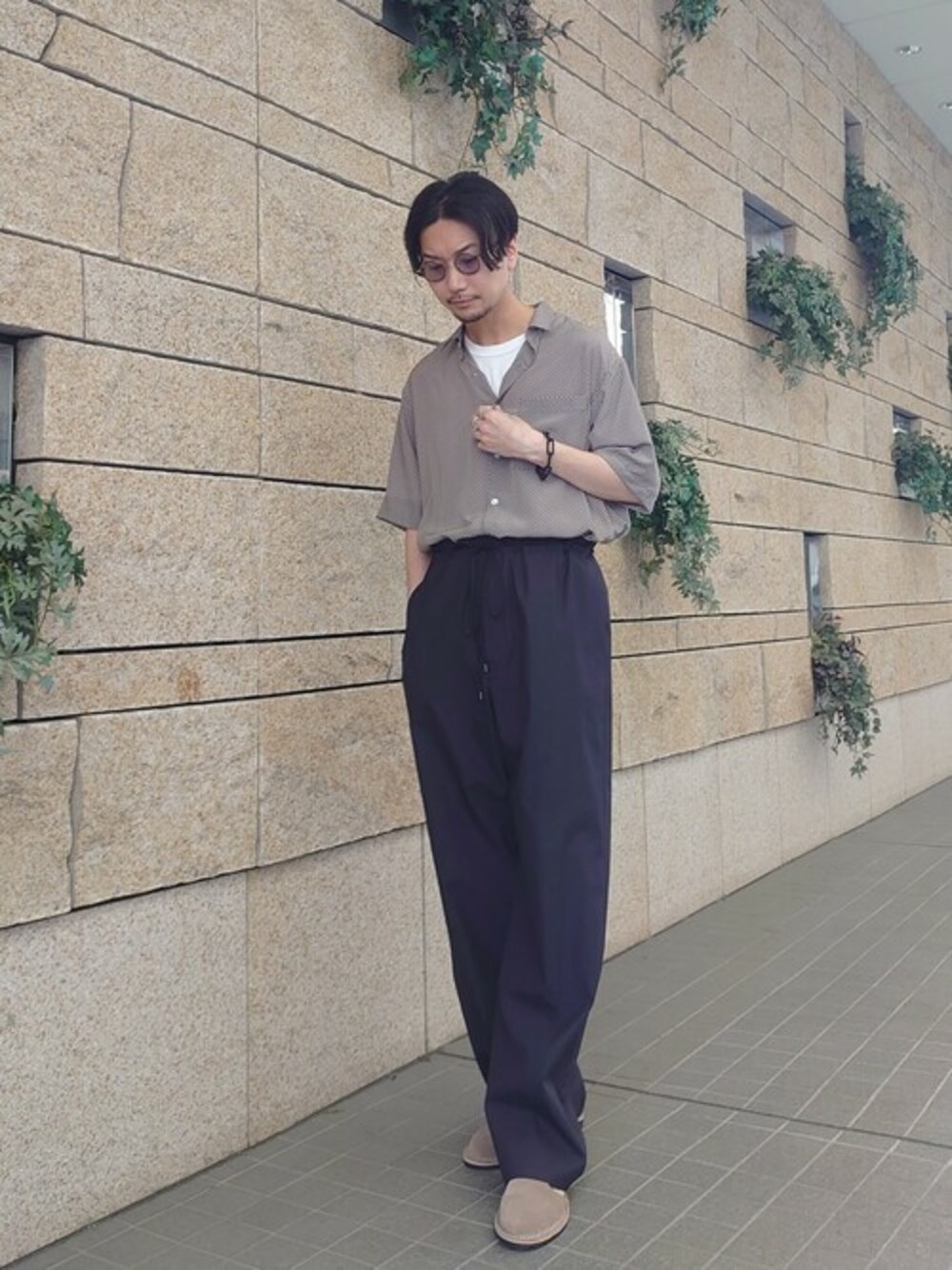 グレー系のシャツ/ブラウス、ホワイト系のTシャツ/カットソー、その他のパンツを着用したメンズの夏コーディネートの1枚目の写真