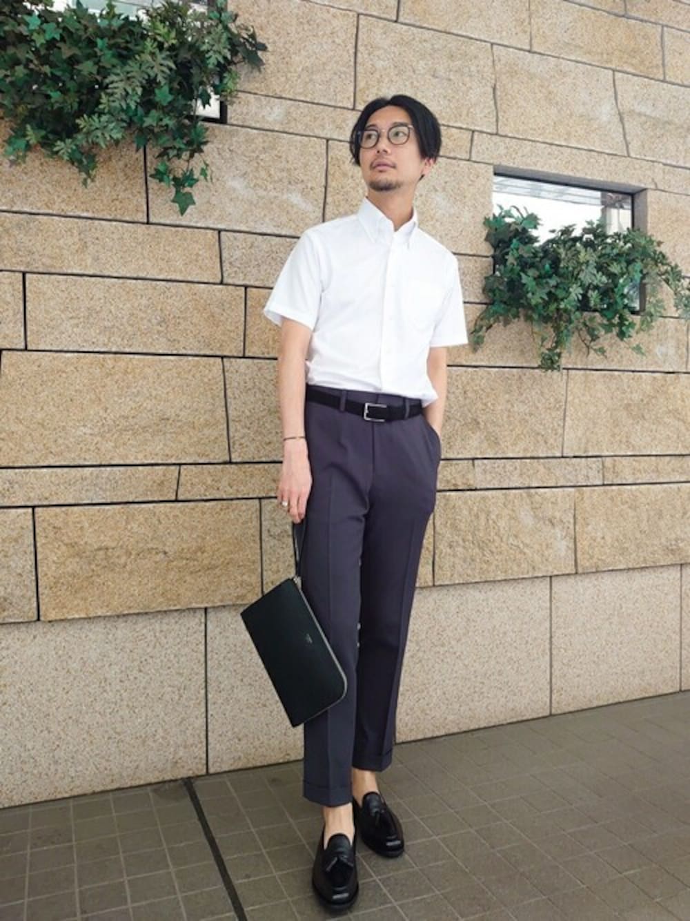 ホワイト系のシャツ/ブラウス、グレー系のその他パンツ、ブラック系のクラッチバッグを着用したメンズの夏コーディネートの1枚目の写真