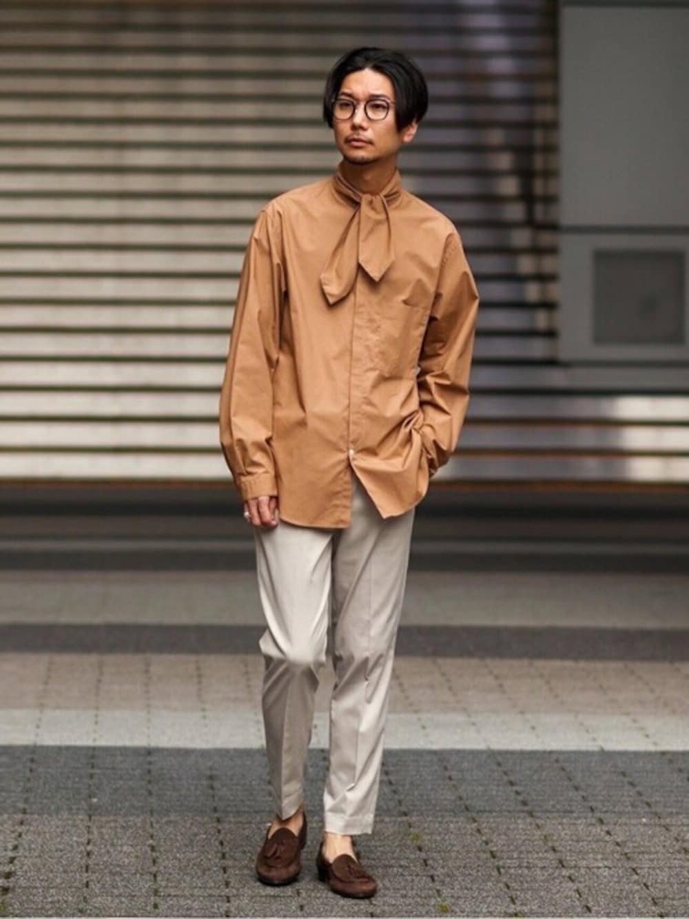 ベージュ系のシャツ/ブラウス、ベージュ系のその他パンツ、ブラウン系のその他シューズを着用したメンズの秋コーディネートの1枚目の写真