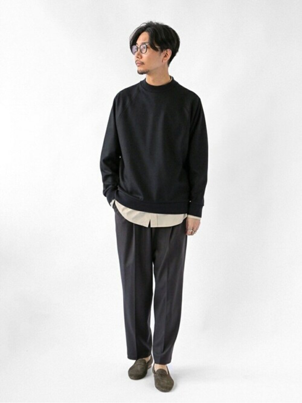 ブラック系のTシャツ/カットソー、ベージュ系のシャツ/ブラウス、ブルー系のその他パンツを着用したメンズの秋コーディネートの1枚目の写真