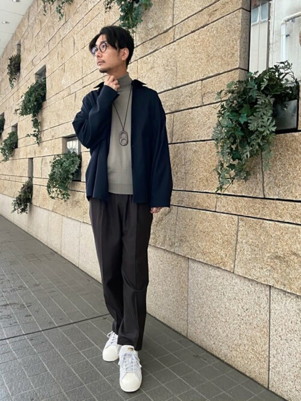 ブラウン系のその他パンツ、グレー系のスニーカーを着用したメンズの秋コーディネートの1枚目の写真