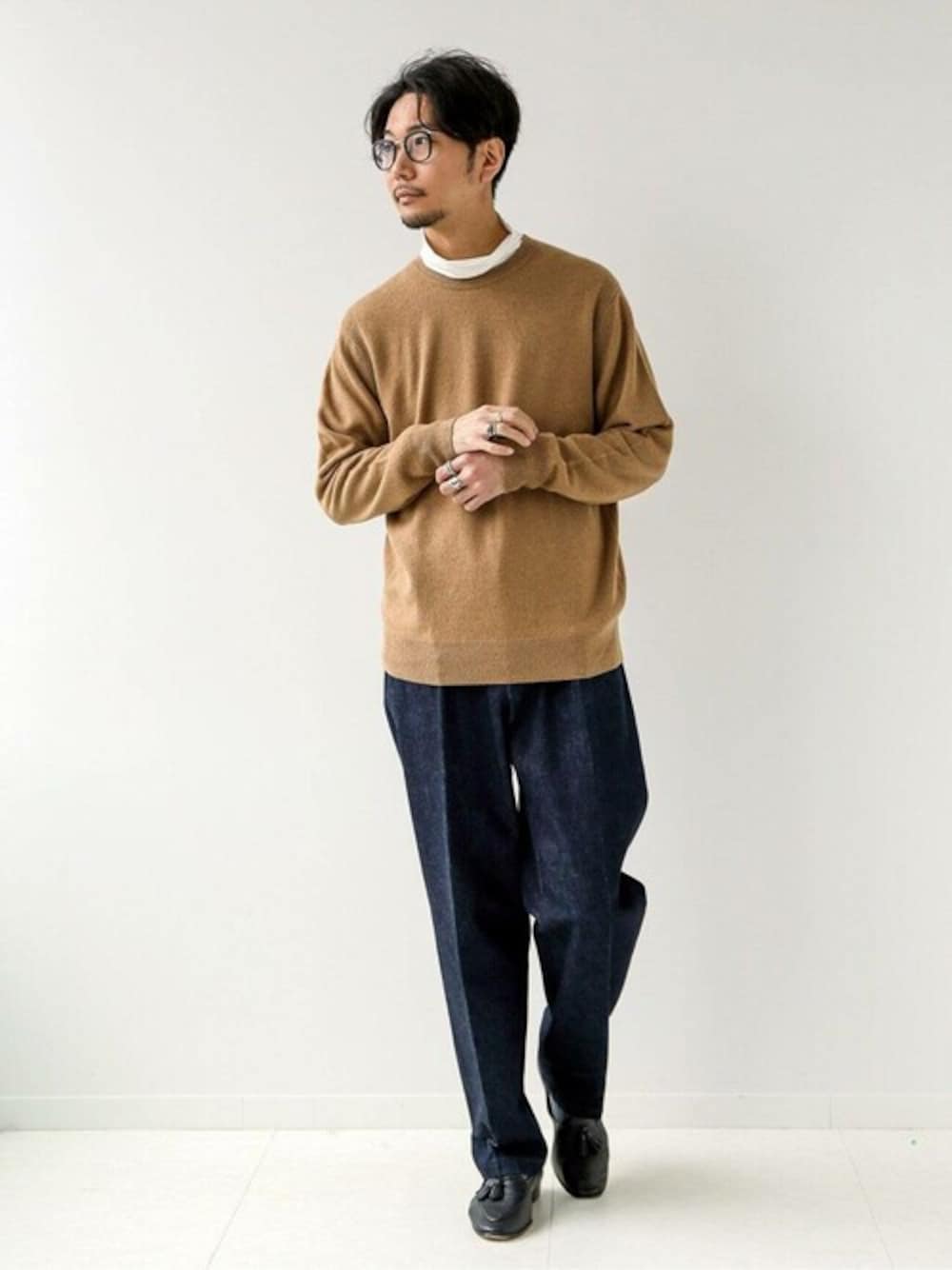 イエロー系のニット/セーター、ブルー系のその他パンツ、ブラック系のその他シューズを着用したメンズの秋コーディネートの1枚目の写真