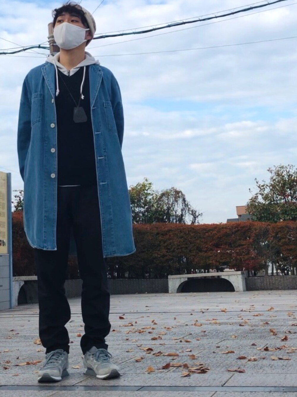 「秋冬コーデ、大人カジュアル、ビックシルエット、ootd、黒、低身長コーデ、モノトーンコーデ、ニットベスト、パーカー、古着MIX」｜「JUNREDのテーラーカラーモンスターデニムミドルコート（デニムジャケット、ブルー系）」を使った、ひかり《相互》さん（メンズ・162cm）の秋コーディネートの1枚目の写真