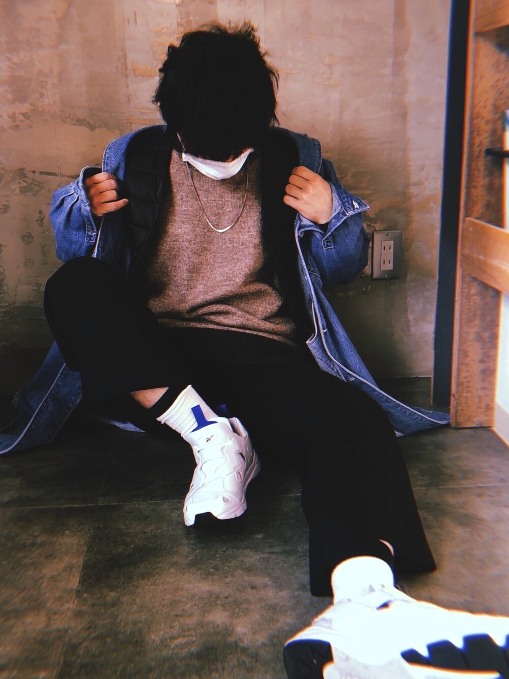 「ビッグシルエット、春、ワイドパンツ、オーバーサイズ、ゆるコーデ、低身長コーデ、デニム、レイヤードスタイル、ダウンベスト、デニムコート」｜「niko and...の【菅田将暉さん着用アイテム】ポイントカラーニットプルオーバー（ニット/セーター、ベージュ系）」を使った、ひかり《相互》さん（メンズ・162cm）の冬コーディネートの1枚目の写真