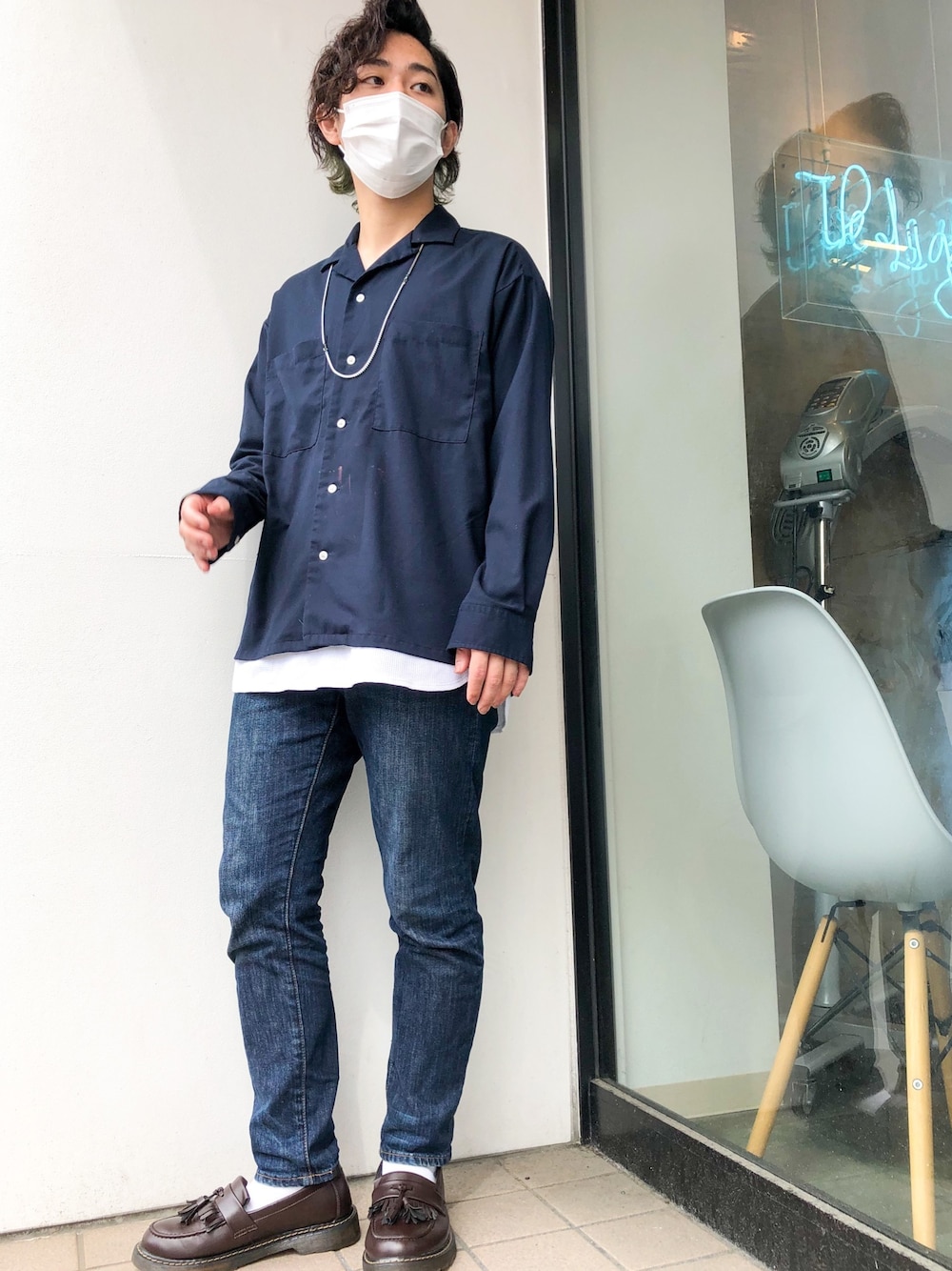 ブルー系のシャツ/ブラウス、その他のトップス、ブラック系のデニムパンツを着用したメンズの春コーディネートの1枚目の写真