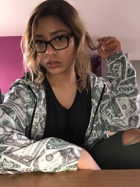 「H&M（エイチ・アンド・エム）のアイテム（ナイロンジャケット）」を使った、Karla Williamsさん（レディース・150cm）の春コーディネート