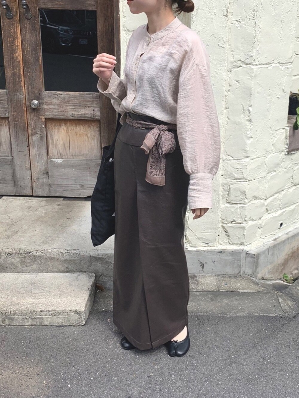 「秋のコーデ、ootd、低身長コーデ、レザー、レザースカート、ベージュコーデ、ブラウンコーデ、ワントーンコーデ」｜「Kastaneのアイテム（バンダナ/スカーフ、ブラウン系）」を使った、ayakaさん（レディース・153cm）の秋コーディネートの1枚目の写真