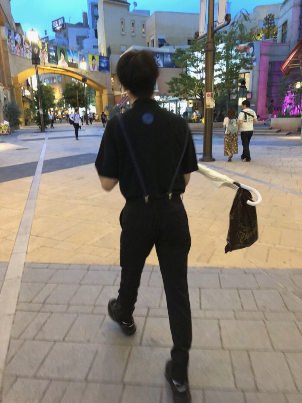 「カジュアルコーデ、スラックス、モノトーン、ブラック、ポロシャツ、サスペンダー、スニーカー、ダッドスニーカー、なで肩」｜「SOPHNET.のアイテム（ポロシャツ、ブラック系）」を使った、痔さん（メンズ・174cm）の夏コーディネートの1枚目の写真