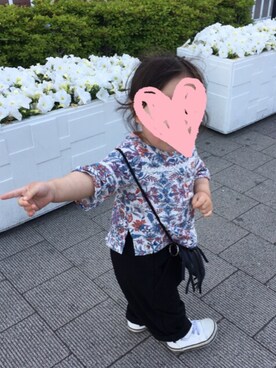 「petit main（プティマイン）のアイテム（チノパンツ）」を使った、Hinaaさん（キッズ・80cm）の春コーディネート