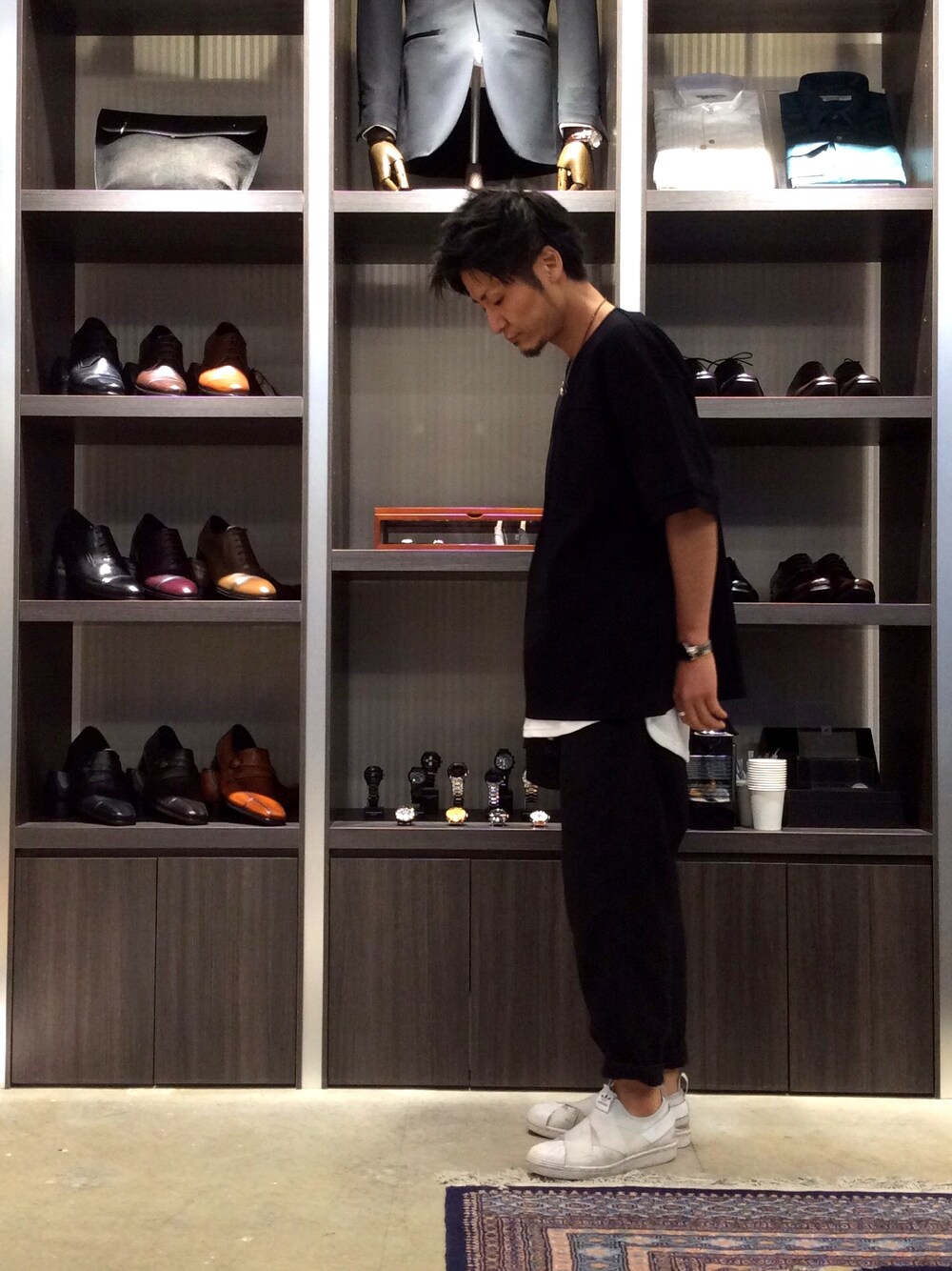 ブラック系のTシャツ/カットソー、ホワイト系のタンクトップ、ブラック系のつなぎ/オールインワンを着用したメンズの夏コーディネートの1枚目の写真