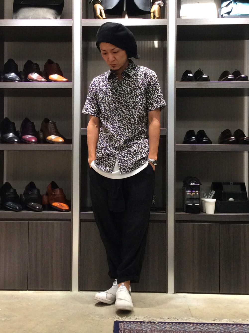 「ブラック、柄シャツ、オールインワン、ストリート、スニーカーコーデ、ワイドパンツ、大人コーデ、シンプルコーデ、夏コーデ、ゆるコーデ」｜「KATHARINE HAMNETT LONDON のLIBERTY SHIRT / リバティ半袖シャツ（シャツ/ブラウス、ブラック系）」を使った、noroさん（メンズ・168cm）の夏コーディネートの1枚目の写真