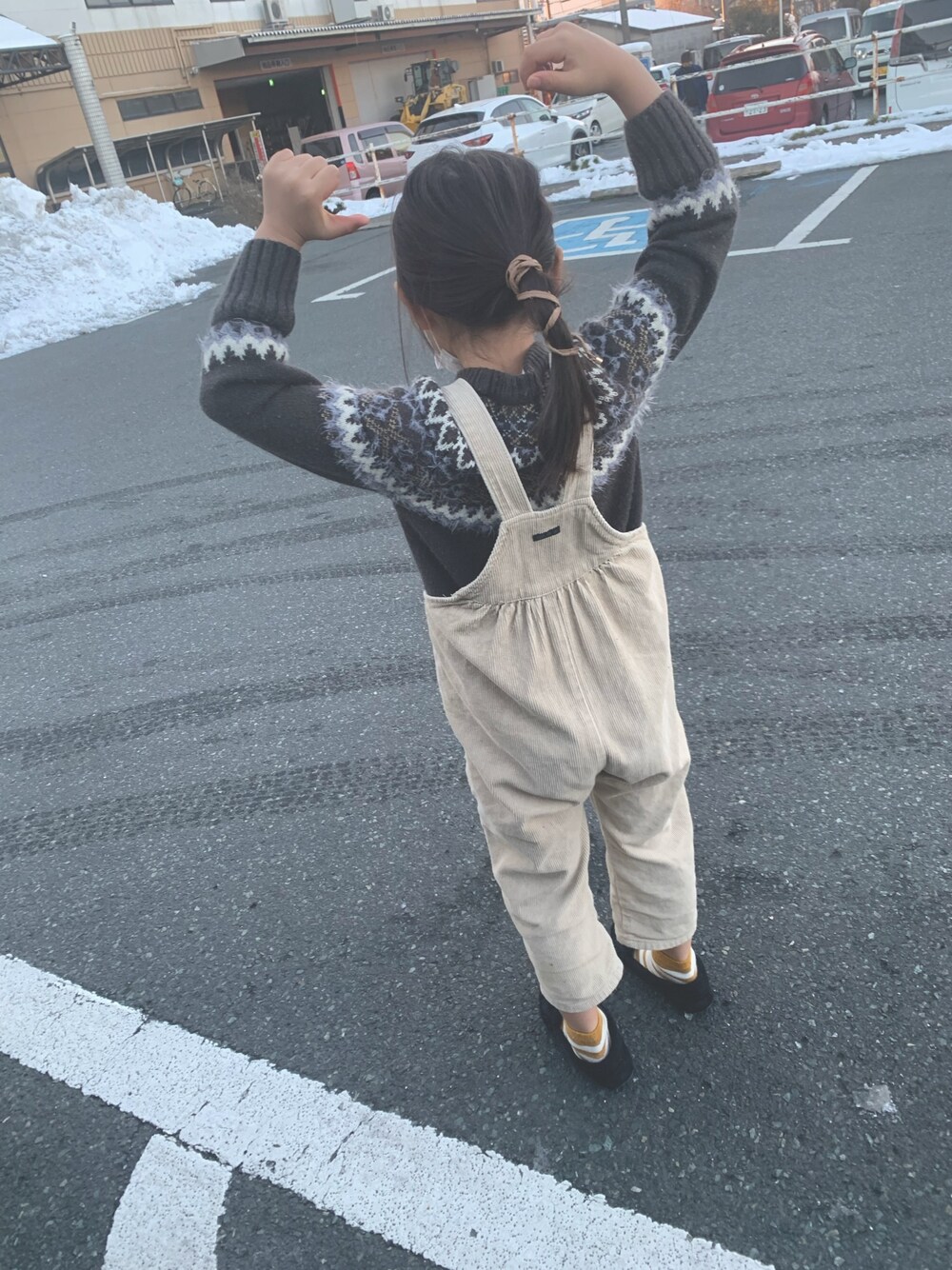 「ノルディック柄」｜「Birthdayのアイテム（サロペット/オーバーオール、ベージュ系）」を使った、shiichanさん（キッズ・120cm）の冬コーディネートの1枚目の写真