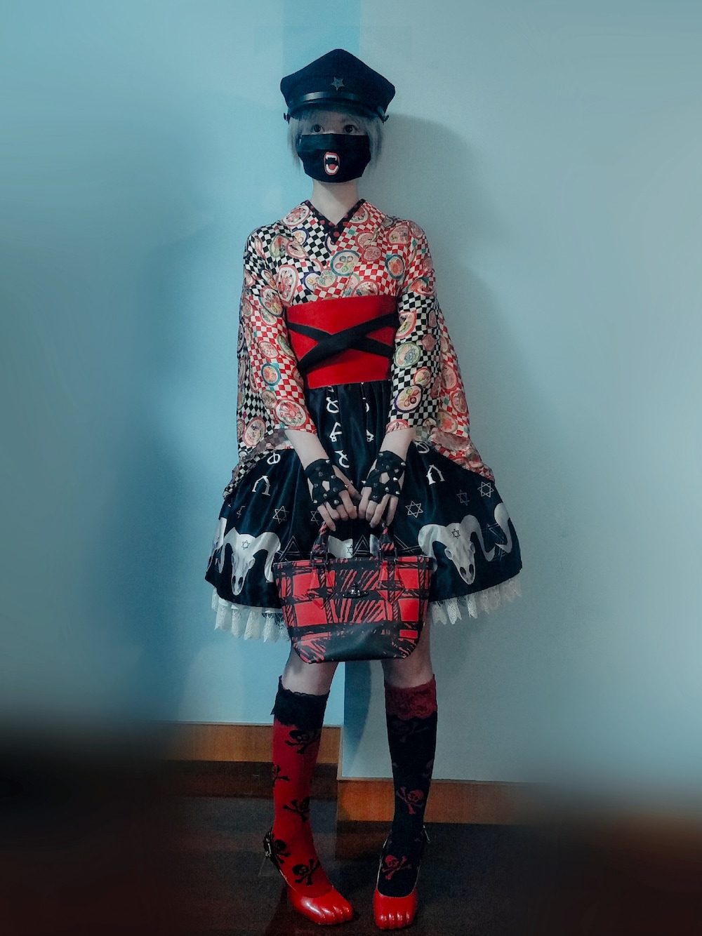 「Vivienne WestwoodのTOTE BAG (SAFFIANO TARTAN)（トートバッグ、レッド系）」を使った、步同さん（レディース・162cm）の春コーディネートの1枚目の写真