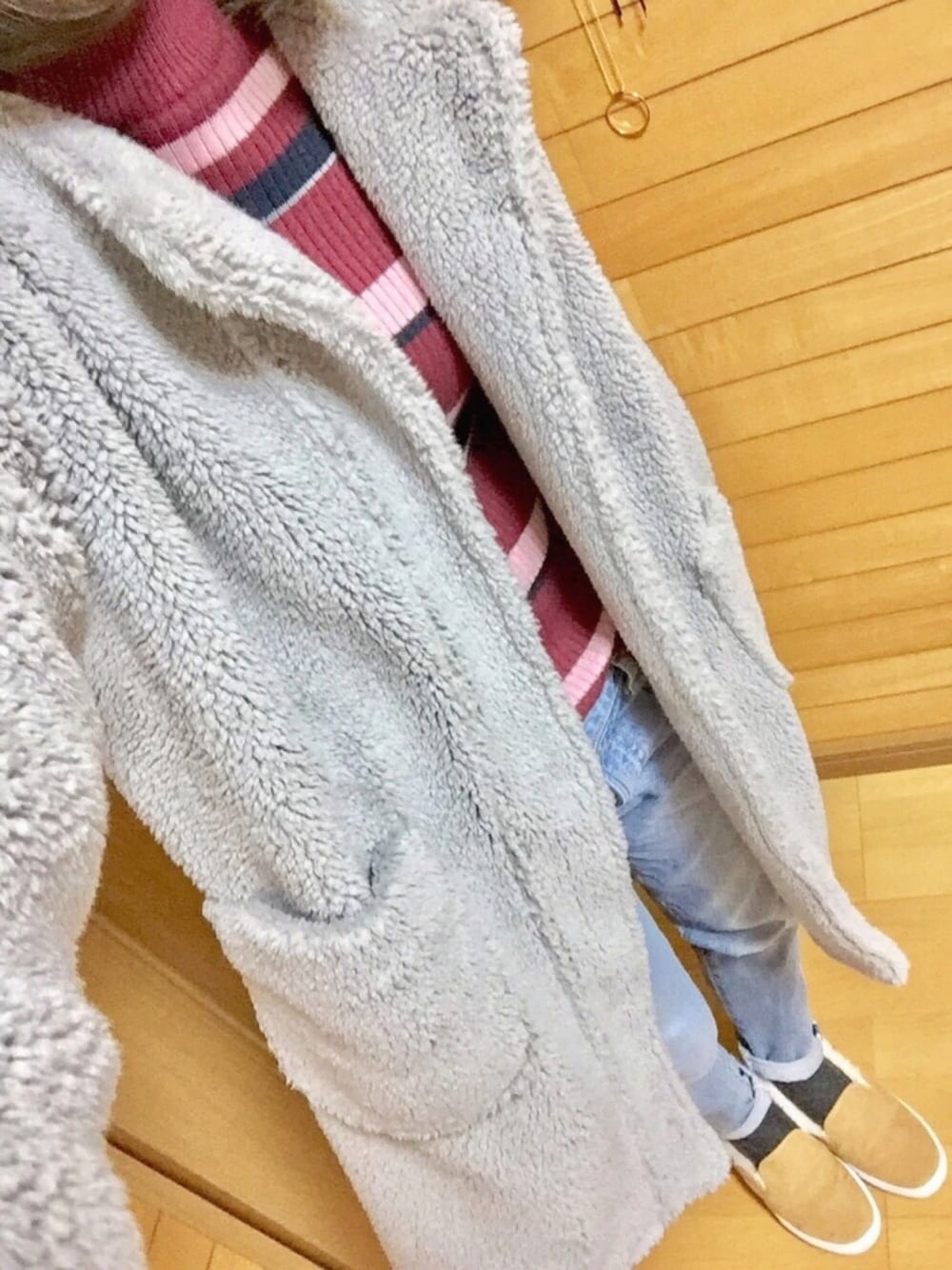 「雪、モコモコアウター、デニム、デニムパンツ、リブニット、ボーダートップス、冬コーデ、ムートンスニーカー、ボーダー、カジュアル」｜「しまむらのアイテム（ノーカラージャケット、グレー系）」を使った、ayu*さん（レディース・156cm）の冬コーディネートの1枚目の写真