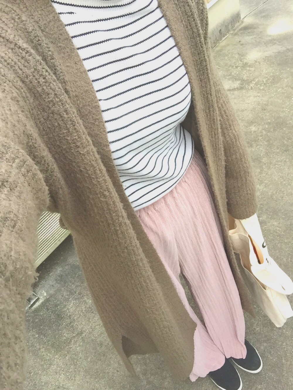 ホワイト系のTシャツ/カットソー、ピンク系のその他パンツ、グリーン系のカーディガン/ボレロを着用したレディースの春コーディネートの1枚目の写真