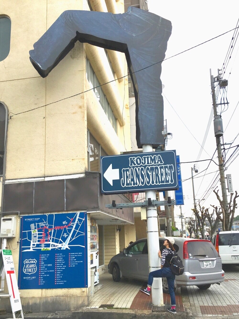 ブラック系のスニーカー、ブラック系のバックパック/リュック、ホワイト系のTシャツ/カットソーを着用したレディースの春コーディネートの1枚目の写真