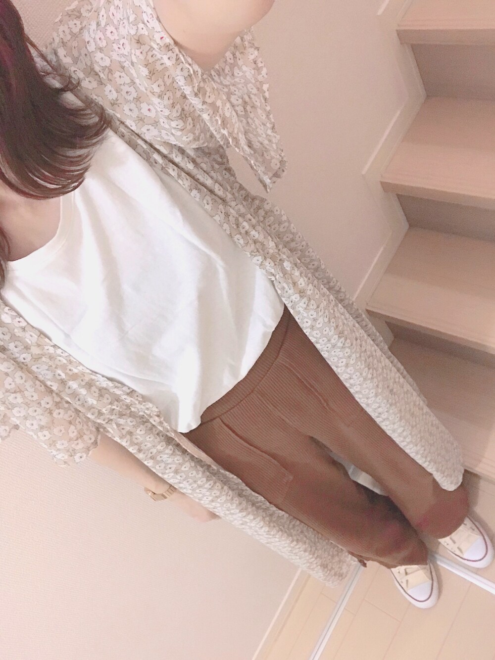 ブラウン系のパンツ、ベージュ系のその他トップス、ホワイト系のスニーカーを着用したレディースの夏コーディネートの1枚目の写真