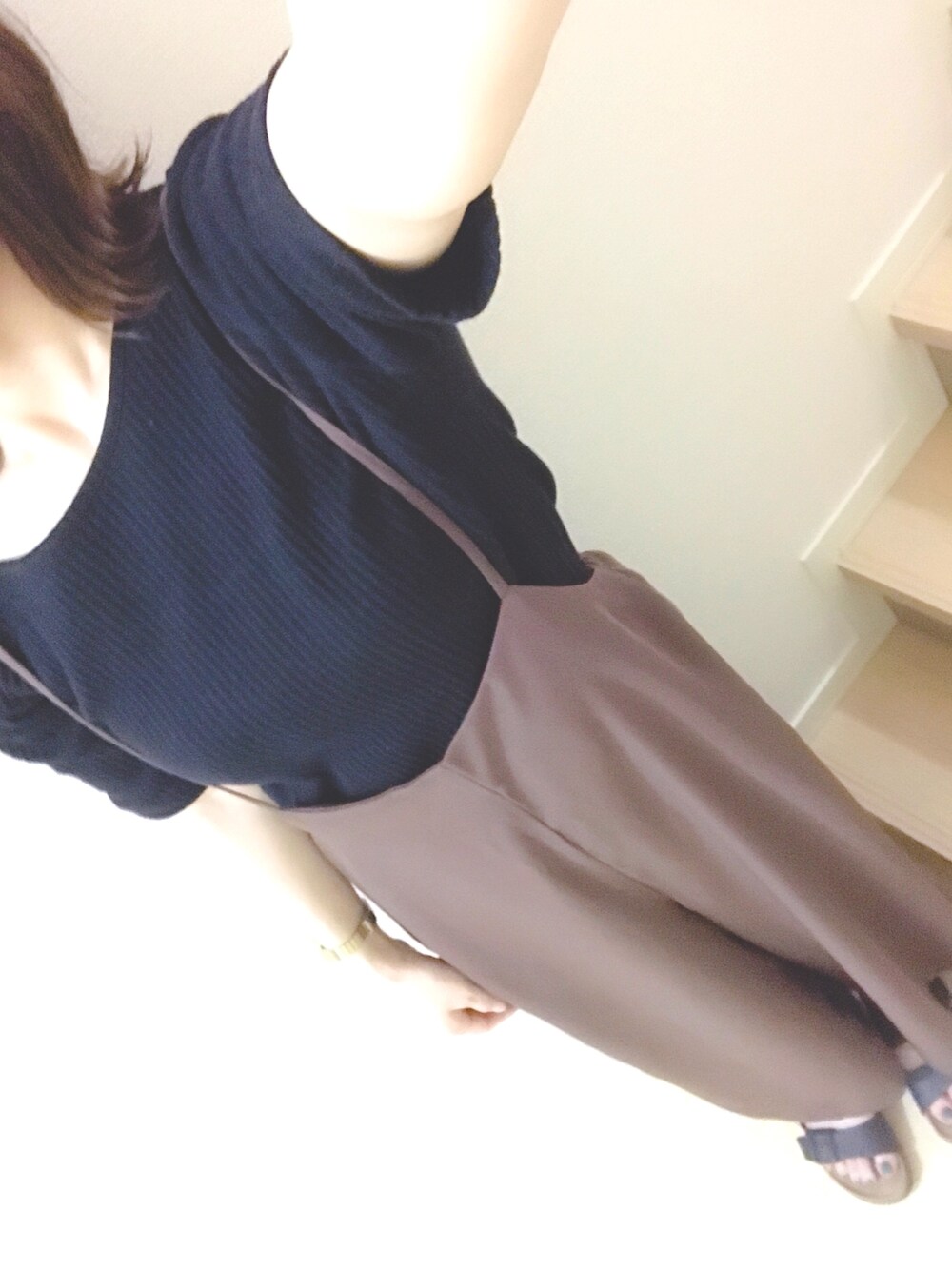 ブラック系のTシャツ/カットソー、ブラウン系のサロペット/オーバーオール、ブラック系のサンダルを着用したレディースの夏コーディネートの1枚目の写真