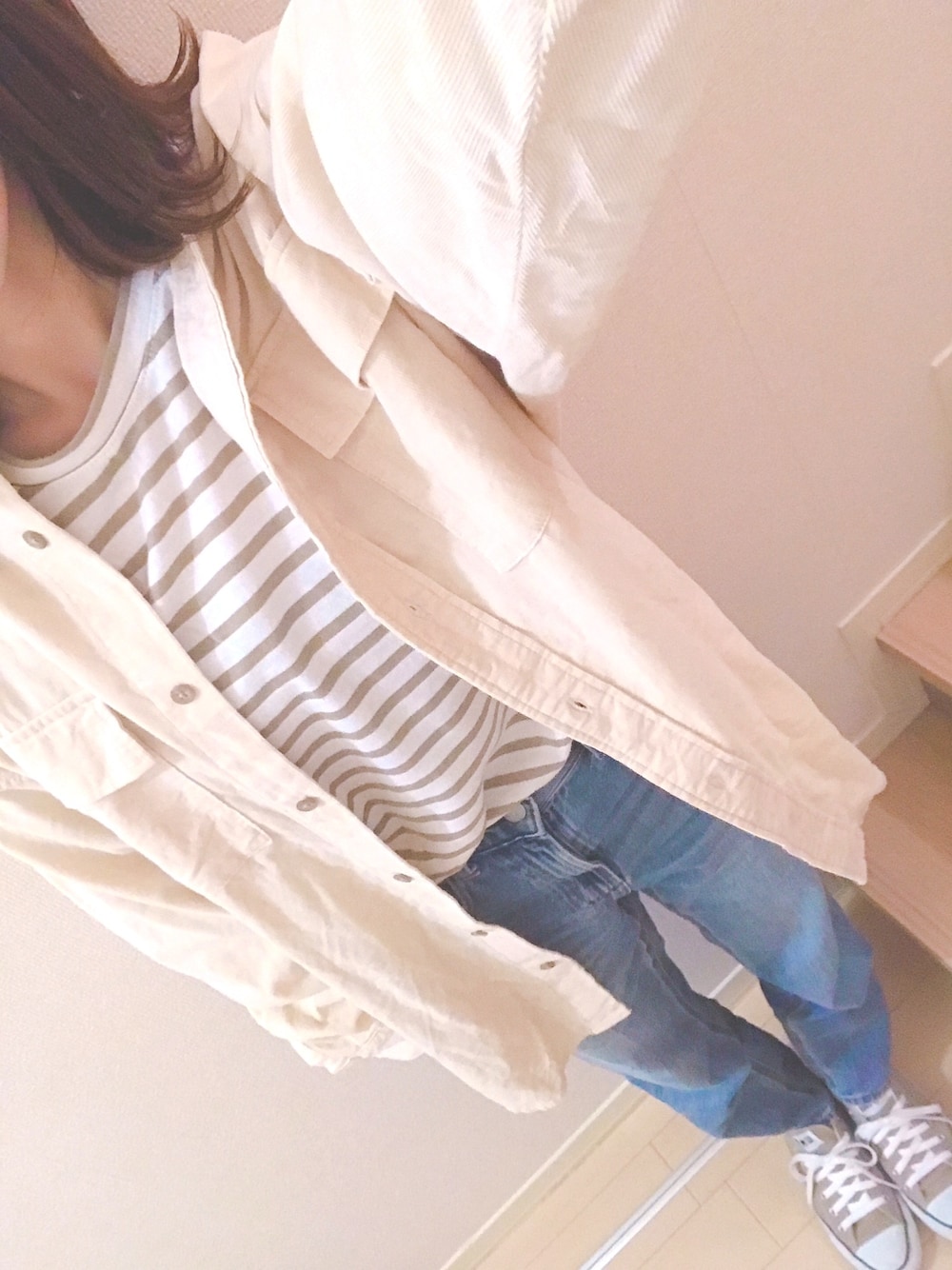 ホワイト系のシャツ/ブラウス、ホワイト系のTシャツ/カットソー、ブルー系のデニムパンツを着用したレディースの秋コーディネートの1枚目の写真