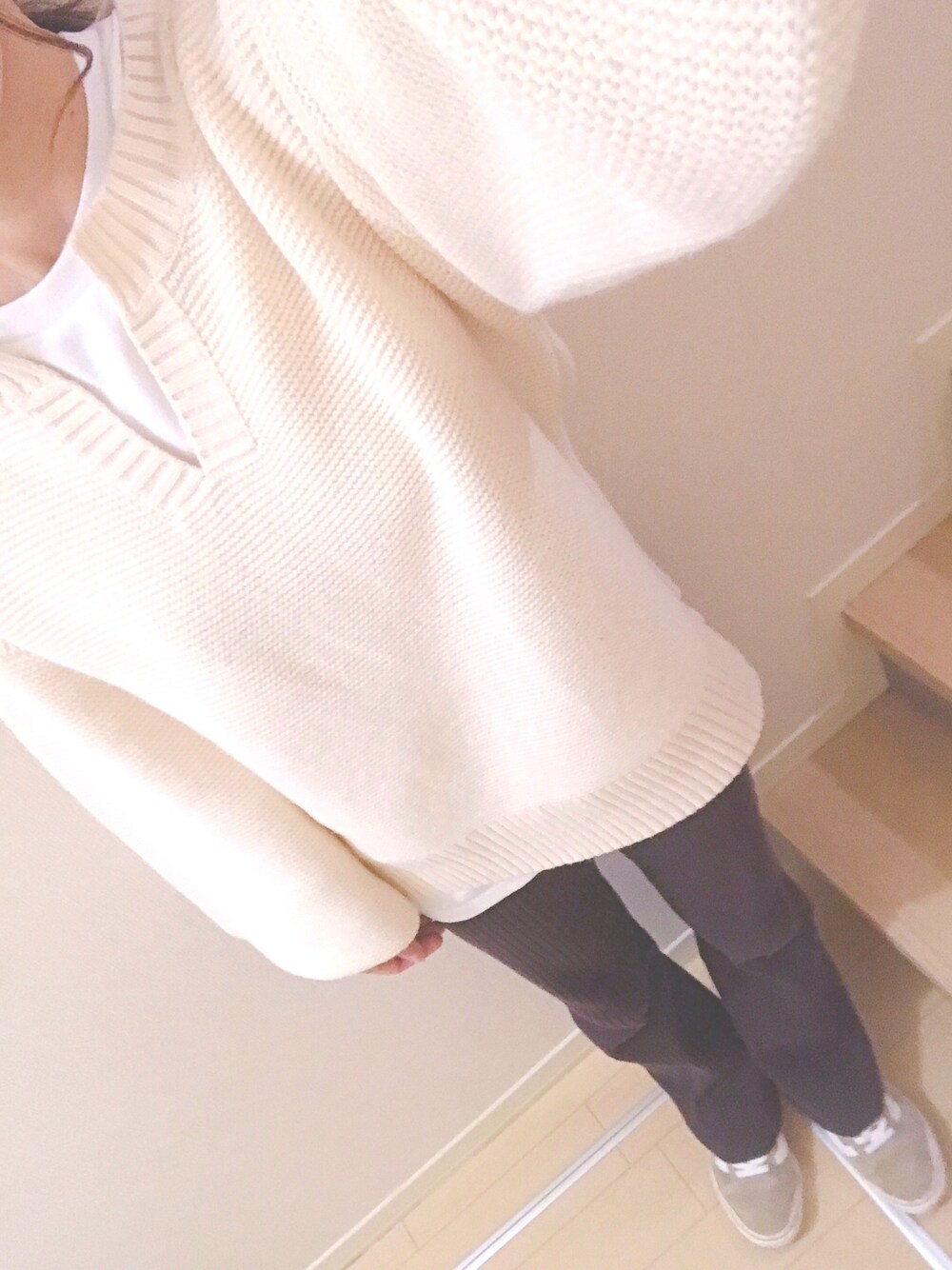 「パンツスタイル、おしゃれさんと繋がりたい、プチプラコーデ、シンプルコーデ、低身長、スニーカーコーデ、ニットコーデ、ブラウン」｜「LOWRYS FARMのガーターキーネックプルオーバー　858354（ニット/セーター、ホワイト系）」を使った、ayu*さん（レディース・156cm）の冬コーディネートの1枚目の写真
